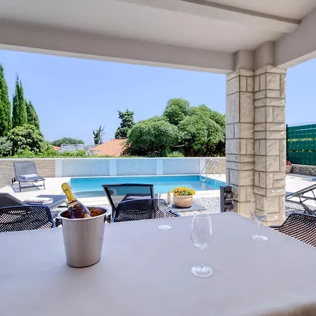 Hébergement de vacances Herrliches Haus Breeze Mit Pool Und Meerblick Premantura