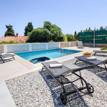 Herrliches Haus Breeze Mit Pool Und Meerblick * Premantura