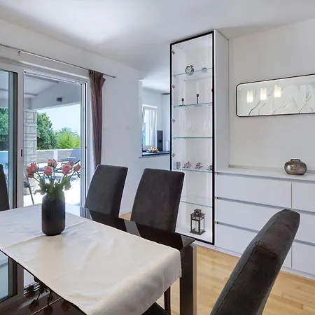 Holiday home Herrliches Haus Breeze Mit Pool Und Meerblick Premantura