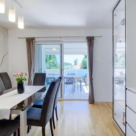 Herrliches Haus Breeze Mit Pool Und Meerblick Hébergement de vacances Premantura