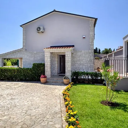 Herrliches Haus Breeze Mit Pool Und Meerblick Hébergement de vacances Premantura