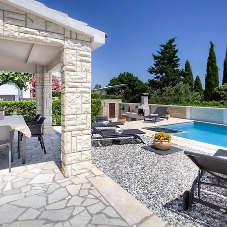 Herrliches Haus Breeze Mit Pool Und Meerblick * Premantura