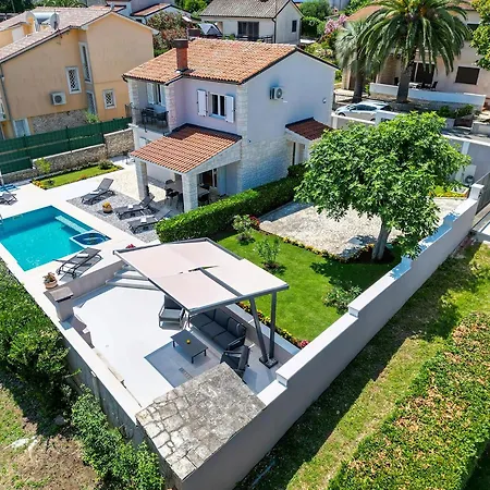 Herrliches Haus Breeze Mit Pool Und Meerblick Holiday home Premantura