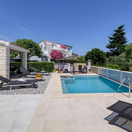 Herrliches Haus Breeze Mit Pool Und Meerblick Hébergement de vacances *