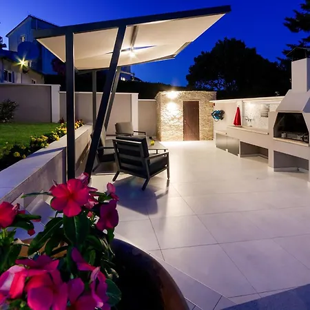 Herrliches Haus Breeze Mit Pool Und Meerblick Hébergement de vacances Premantura