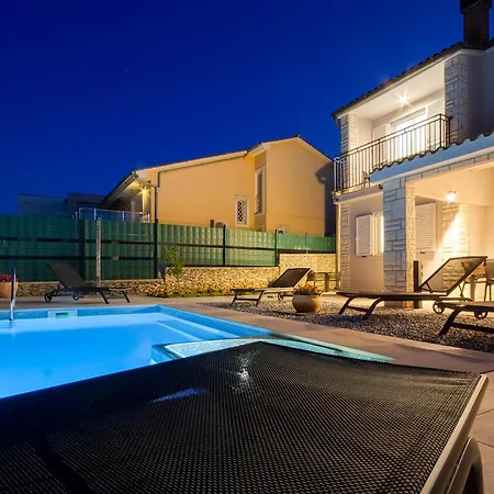 Herrliches Haus Breeze Mit Pool Und Meerblick Hébergement de vacances Premantura