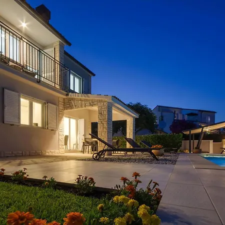 Hébergement de vacances Herrliches Haus Breeze Mit Pool Und Meerblick Premantura