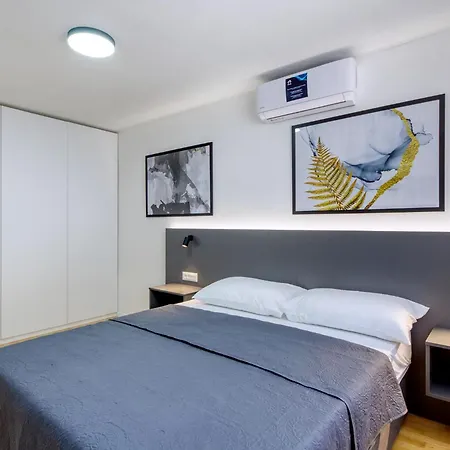 بيت للعطل Herrliches Haus Breeze Mit Pool Und Meerblick بريمونتيرا