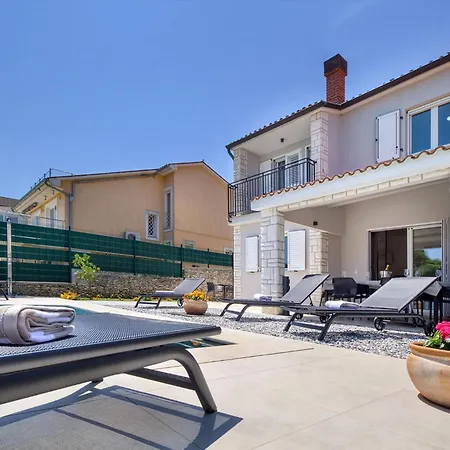 Herrliches Haus Breeze Mit Pool Und Meerblick بريمونتيرا